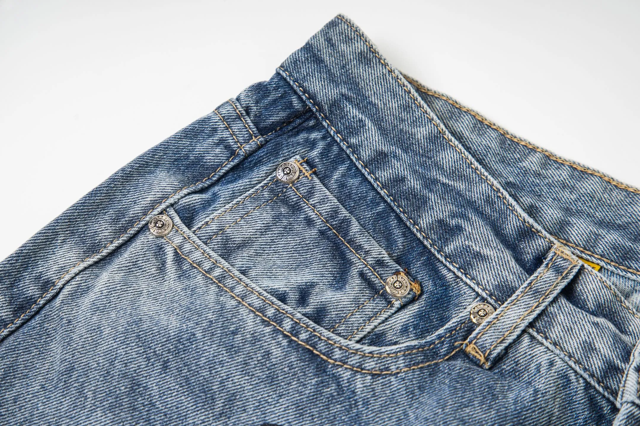 P270 Chrome Hearts Gallery 2025 new limited edition black large cross flared jeans are a hot item this season and are sought after by countless celebrities and fashionistas. The neat details of the cutting process add color to the playful fashion! The neat and meticulous design, and the well-fitting structure is unique. The upper body not only has outstanding recognition, but also looks younger and younger. A style with the ultimate wearing meaning and performance, gorgeous color matching, and the craftsmanship of this style is also extremely extraordinary. After the finished product is washed, it is disassembled and hand-made with sheepskin cross leather and then spliced ​​together to complete. The whole piece has too many craftsmanship to describe. It is decorated with patchwork cross flowers and high-waisted washed jeans! ! Absolutely high-end luxury product, a god-level single product, a super popular product, made by top heavy industry, a magic weapon that cannot be missed to hit the streets. Style number: 1845 Size: 28 30 32 34 36 Color: blue